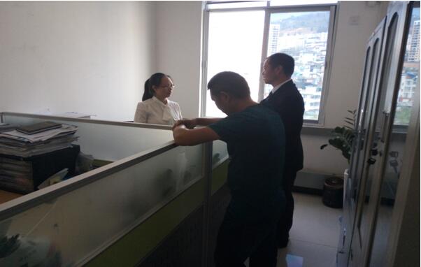 到金平移动造访综合部司理王晶（左一）