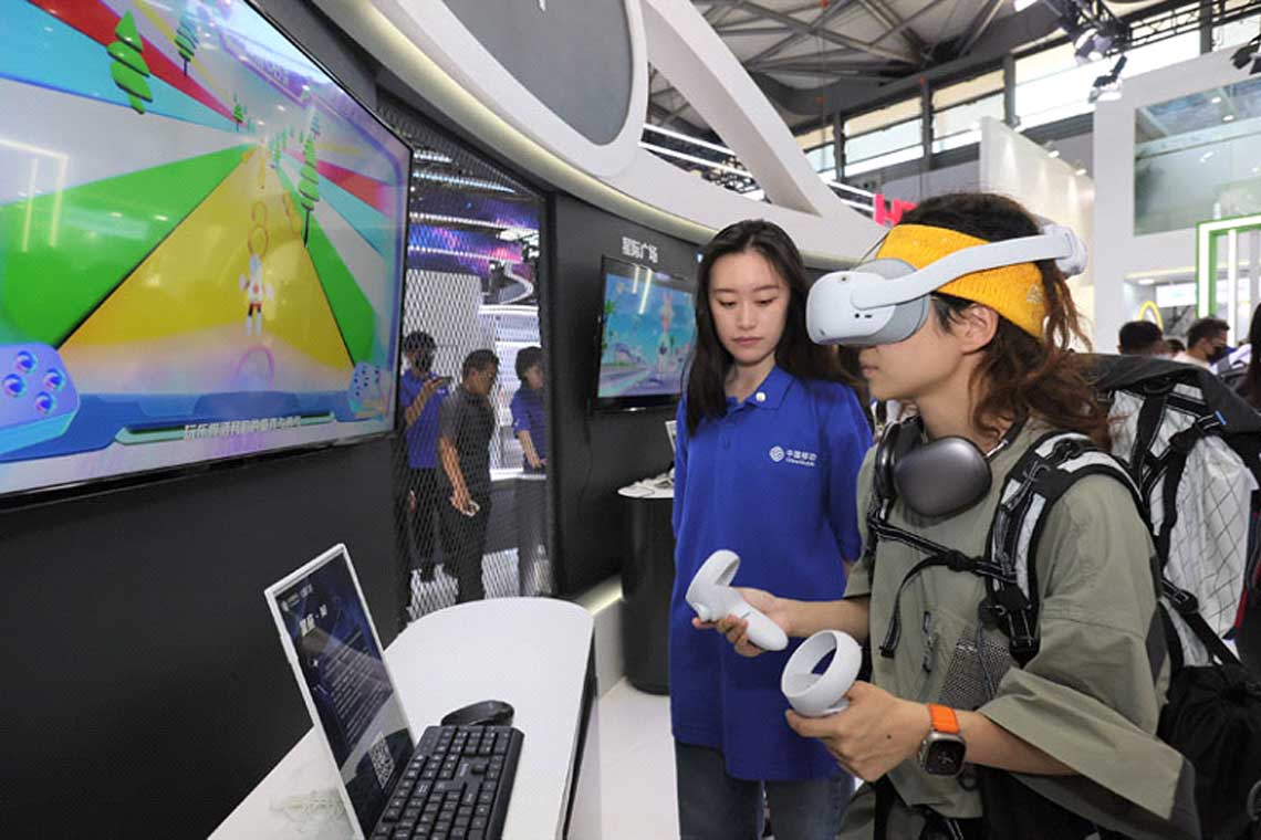 人们在中国移动展台佩带VR智能眼镜举行体验