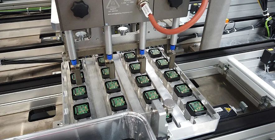 均普智能与某头部商用车车载视觉系统制造商相助，实现多型号产品共线生产